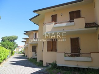 Villetta a schiera in Vendita a Massa, zona Marina di Massa, 315'000€, 100 m², arredato