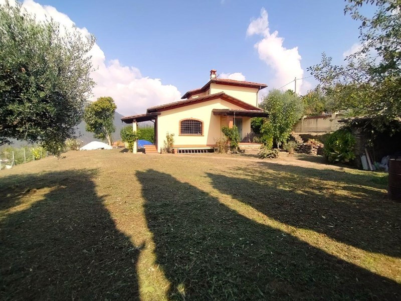 Villa in Vendita a Massa, zona San Carlo, 600'000€, 180 m², arredato, con Box