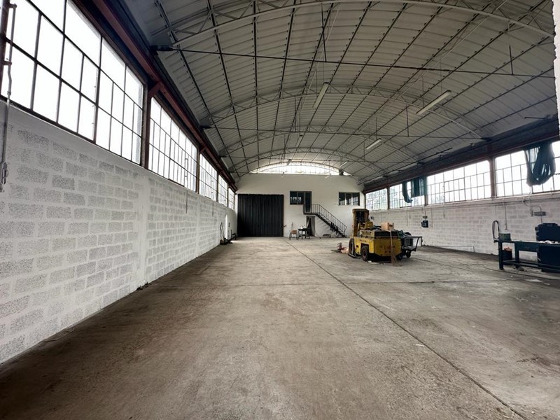 Capannone in Affitto a Lucca, 5'000€, 1100 m²