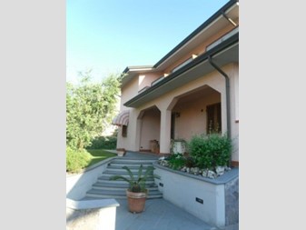 Villa in Vendita a Altopascio, zona Badia Pozzeveri, 620'000€, 300 m²