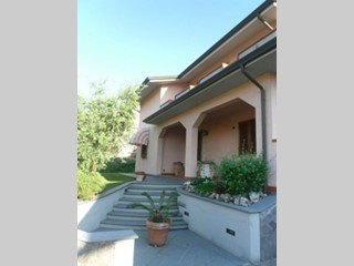 Villa in Vendita a Altopascio, zona Badia Pozzeveri, 620'000€, 300 m²