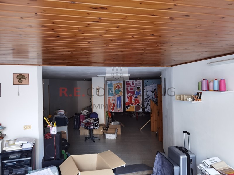 Immobile commerciale in Vendita a Martina Franca, 120'000€, 211 m²