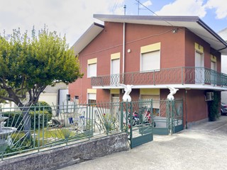 Casa Indipendente in Vendita a Ortona, 295'000€, 300 m², con Box