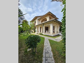 Casa Indipendente in Vendita a Carrara, zona Marina di Carrara, 1'200'000€, 400 m², arredato