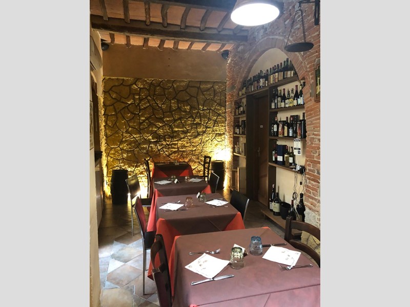 Attività commerciale in Vendita a Pisa, 120'000€, 200 m²