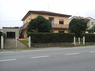 Villa in Vendita a Capannori, zona Lappato, 350'000€, 230 m², con Box