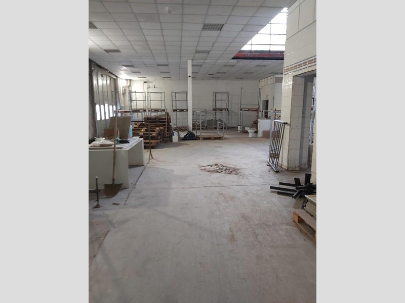 Magazzino in Affitto a Massa, 3'000€, 650 m²