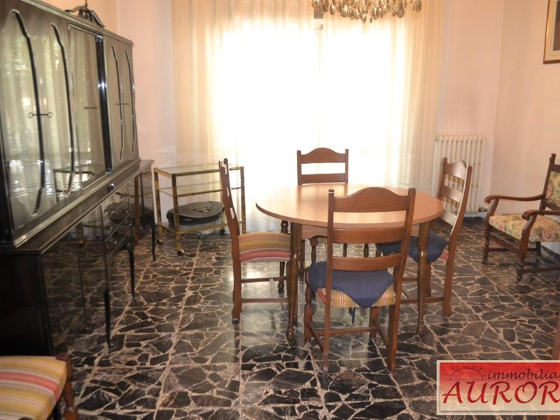 Appartamento in Vendita a Poggibonsi, 180'000€, 120 m², con Box