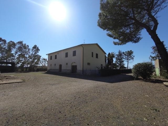 Casale in Vendita a Gavorrano, zona Giuncarico, 400'000€, 800 m²