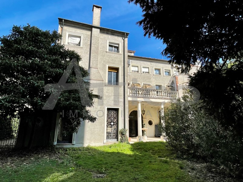 Casa Indipendente in Vendita a Rovigo, zona Centro cittÃ, 700'000€, 1058 m², con Box