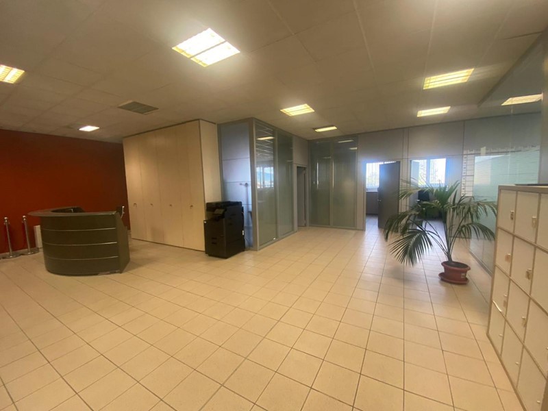 Ufficio in Affitto a Lucca, zona San Marco, 1'900€, 220 m²