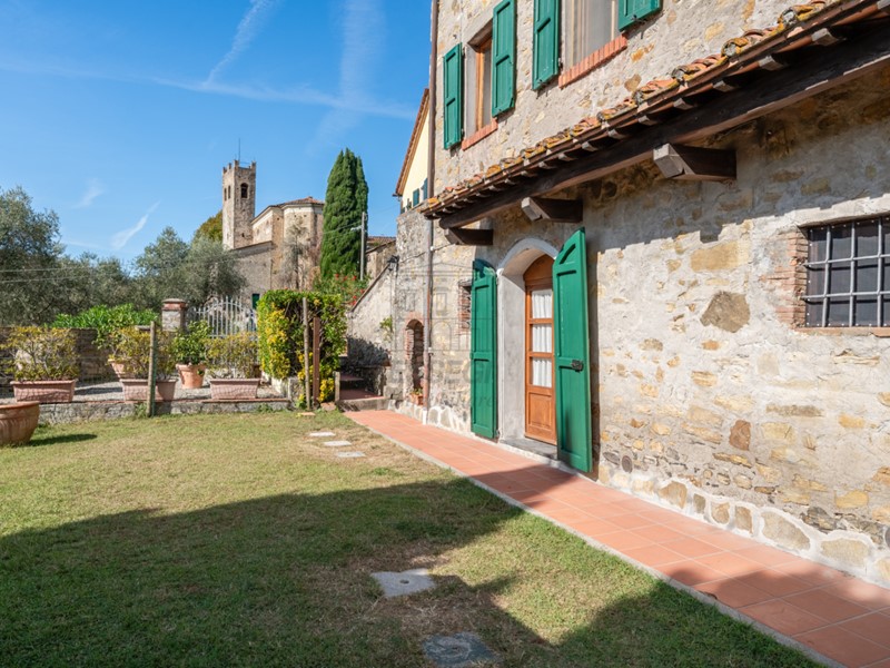 Casale in Vendita a Lucca, zona Nord, 490'000€, 320 m²