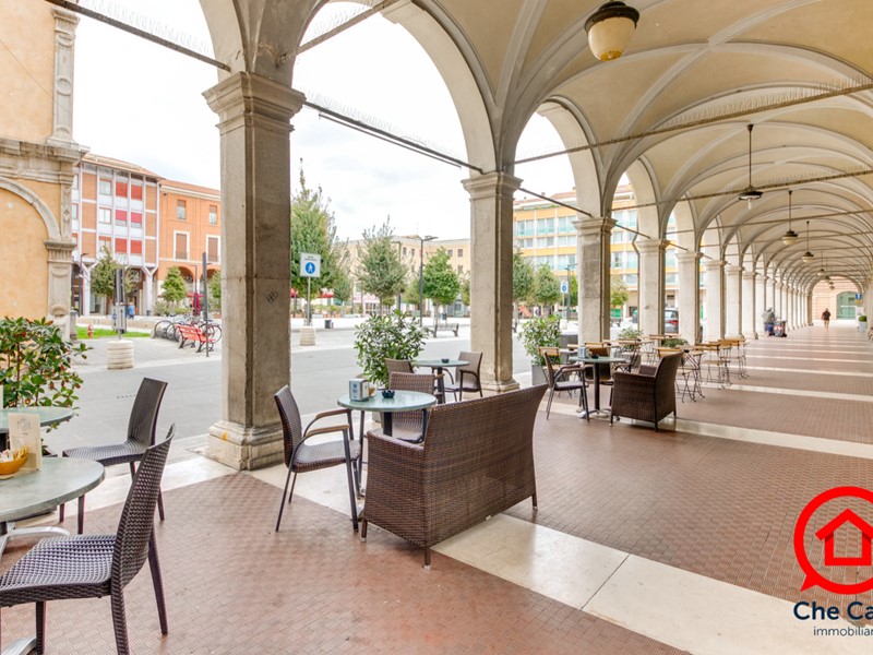 Attività commerciale in Vendita a Cesena, zona Centro storico, 105'000&euro;, 50 m²