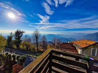 Casa Indipendente in Vendita a Brunate, 390'000€, 250 m², con Box