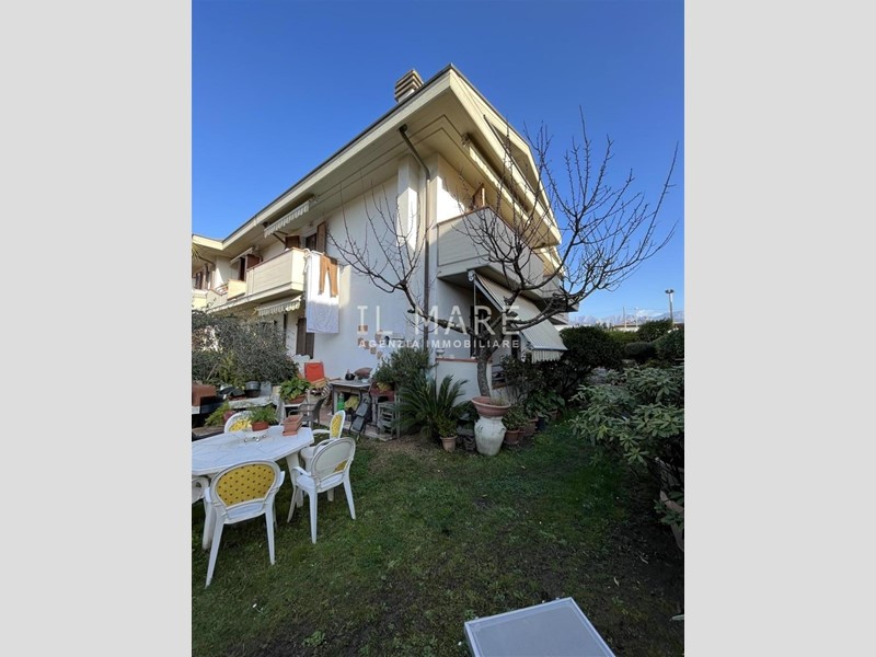 Villetta a schiera in Vendita a Massa, zona Marina di Massa, 455'000€, 270 m², con Box