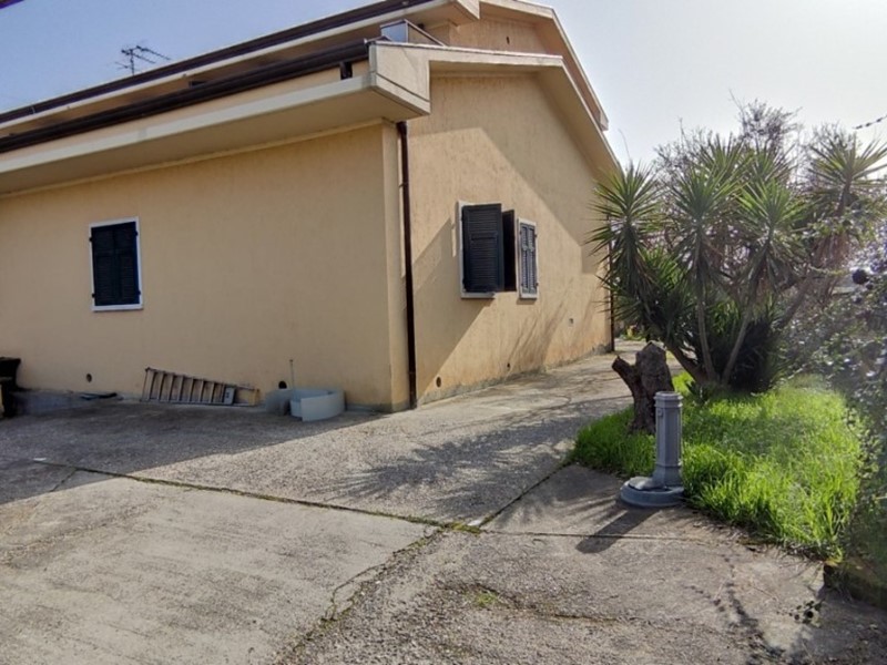 Casa Indipendente in Affitto a Carrara, zona Avenza, 2'800€, 220 m², arredato