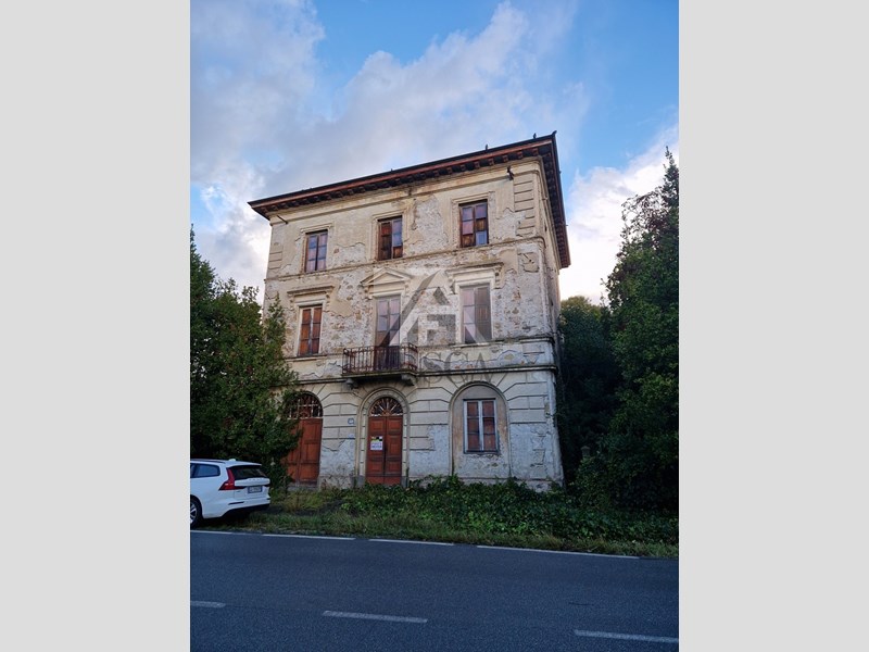 Casa Indipendente in Vendita a Lucca, zona Montuolo, 230'000€, 520 m²