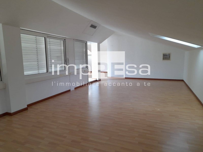 Ufficio in Affitto a Villorba, zona Lancenigo, 750€, 110 m²