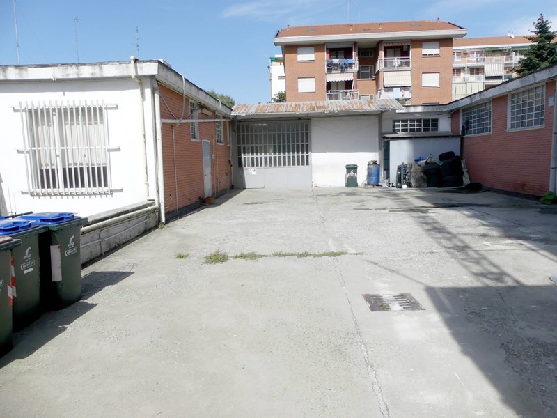 Immobile commerciale in Vendita a Torino, zona Mirafiori sud, 295'000€, 1000 m²