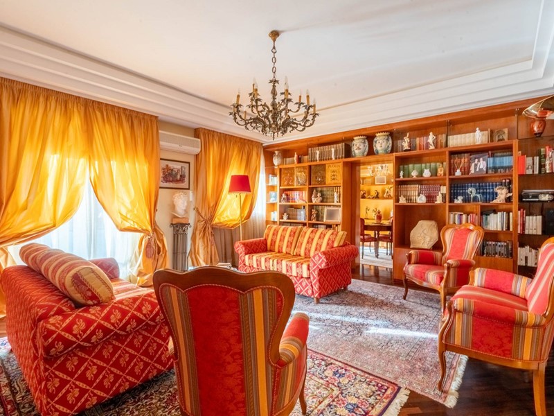 Appartamento in Vendita a Bari, zona Murat, 755'000€, 244 m²