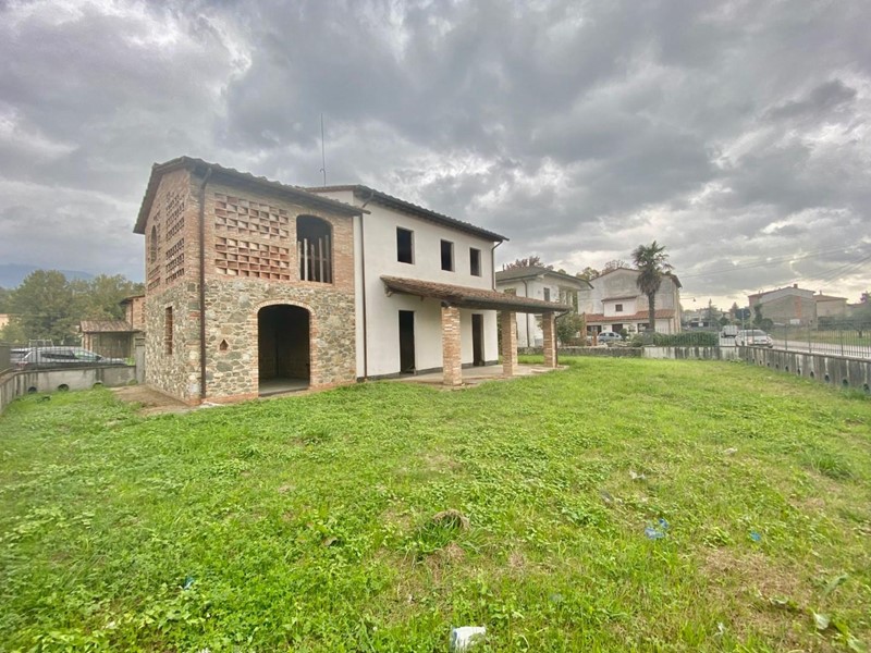 Villa in Vendita a Capannori, zona Segromigno In Piano, 350'000€, 190 m²