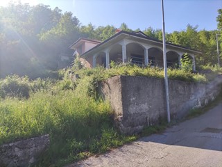 Villa in Vendita a Carrara, zona Fontia, 180'000€, 230 m²