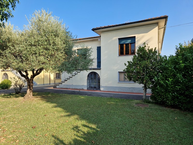 Casa Indipendente in Vendita a Lucca, zona Nave, 330'000€, 200 m², con Box
