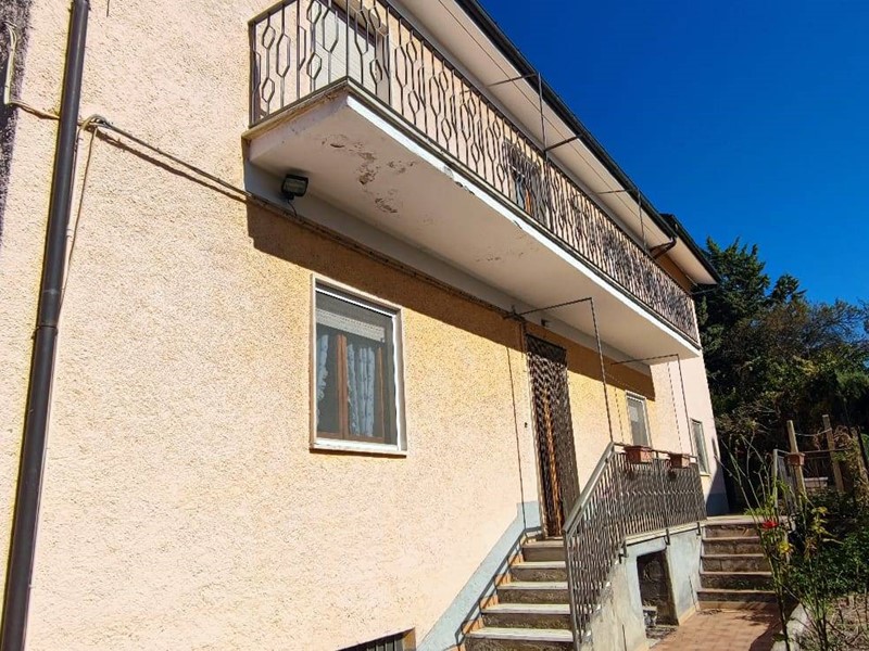 Casa Semi Indipendente in Vendita a L'Aquila, zona Monticchio, 124'000€, 242 m²