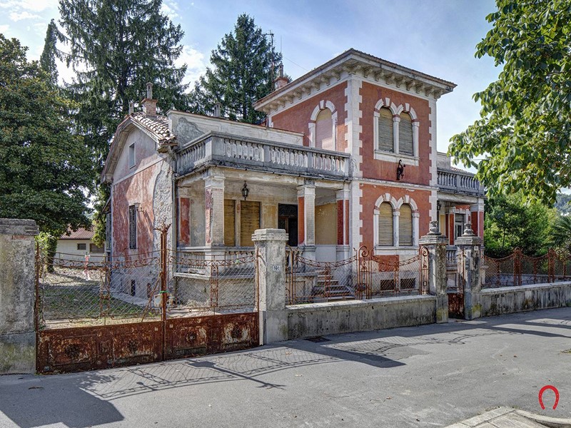 Villa in Vendita a Gorizia, zona Centro città, 310'000€, 390 m²