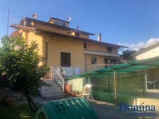 Villa bifamiliare in Vendita a Massa, zona Marina di Massa, 399'000€, 190 m²