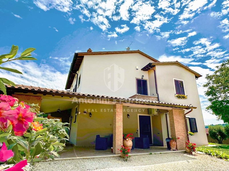 Casa Indipendente in Vendita a Collazzone, 460'000€, 290 m²