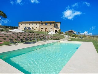 Casa Indipendente in Vendita a Marsciano, zona Castello Delle Forme, 850'000€, 600 m²
