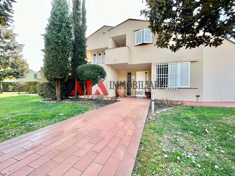 Villa in Vendita a Pontedera, 850'000€, 490 m², con Box