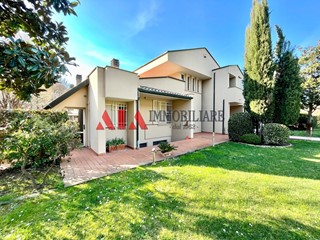 Villa in Vendita a Pontedera, 850'000€, 490 m², con Box