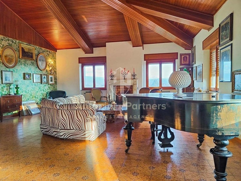 Appartamento in Vendita a Todi, 250'000€, 300 m²