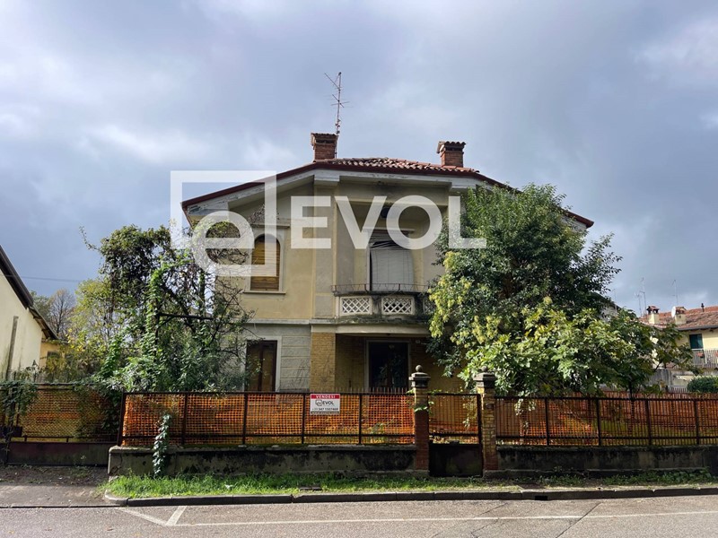 Casa Indipendente in Vendita a Udine, 130'000€, 300 m²