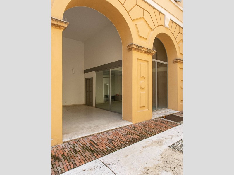 Ufficio in Vendita a Mantova, zona Centro storico, 320'000€, 195 m²