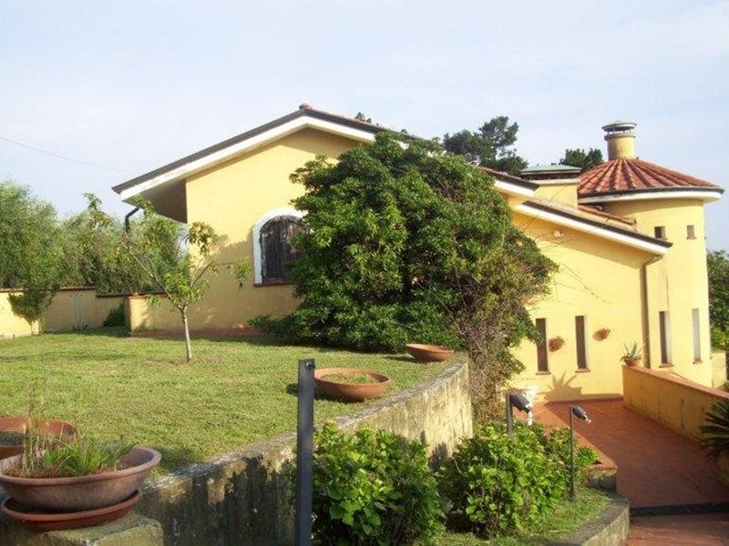Villa in Vendita a Massa, 790'000€, 300 m², arredato
