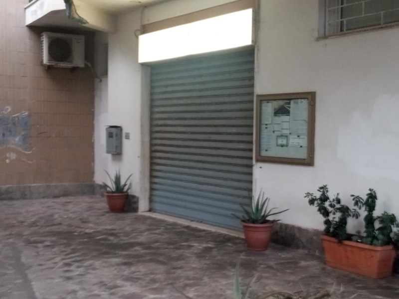 Immobile commerciale in Vendita a Pomezia, zona torvaianica, 39'000€
