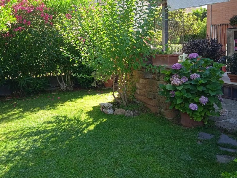 Villa bifamiliare in Vendita a Follonica, 400'000€, 120 m², con Box