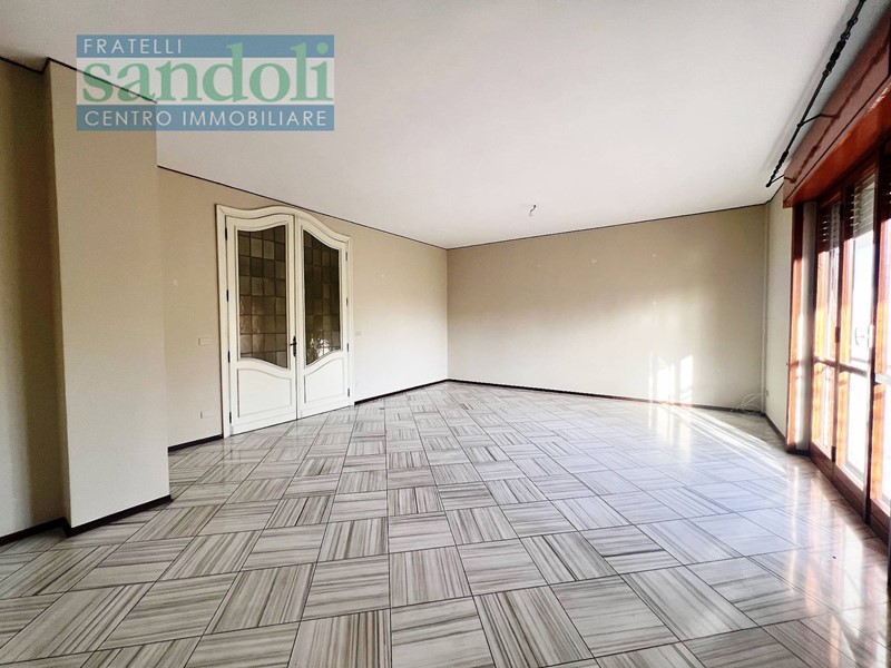 Appartamento in Affitto a Vercelli, zona Centro, 150 m²