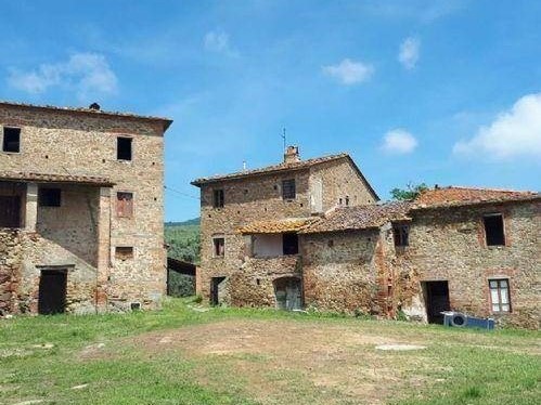 Casa di corte in Vendita a Vinci, 1450 m²