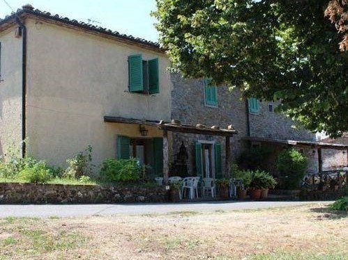 Casale in Vendita a Vinci, 400 m², arredato