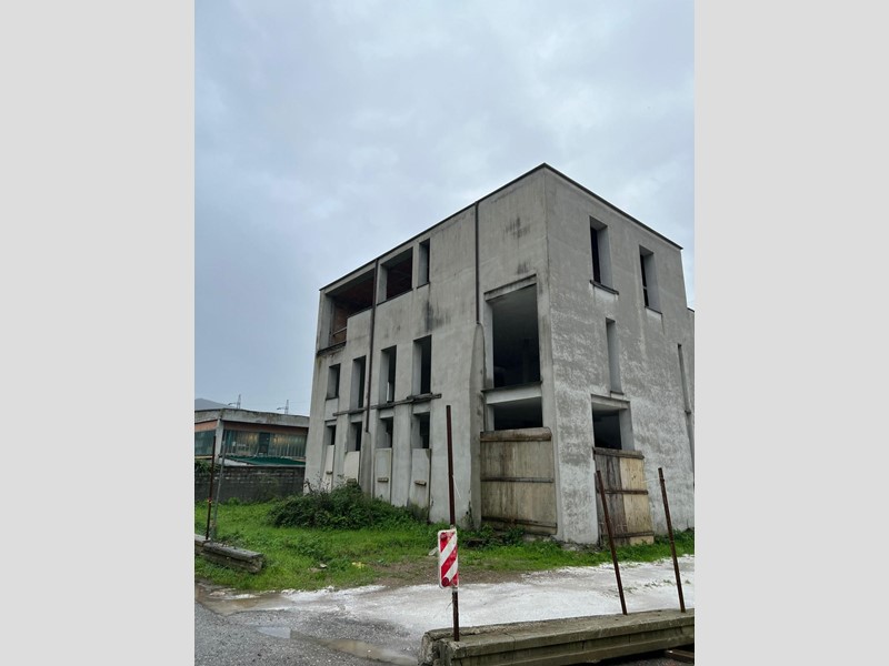 Magazzino in Vendita a Calci, 350'000€, 420 m²