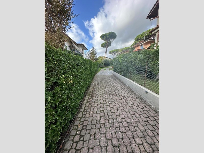 Villa in Vendita a Montignoso, zona Cinquale, 1'200'000&euro;, 250 m²