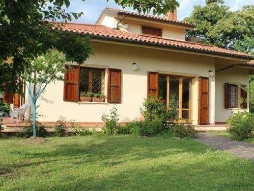 Villa in Vendita a Lamporecchio, 290 m², con Box