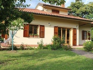 Villa in Vendita a Lamporecchio, 290 m², con Box