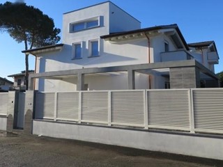 Villa in Vendita a Montignoso, zona Cinquale, 820'000€, 195 m²