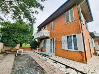 Casa Semi Indipendente in Vendita a Collesalvetti, zona Parrana San Martino, 280'000&euro;, 180 m², con Box