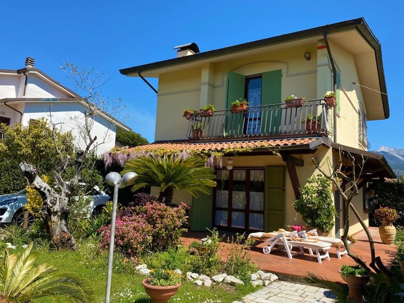Casa Indipendente in Vendita a Montignoso, zona Cinquale, 870'000&euro;, 150 m², arredato
